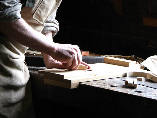 Nuestra dilatada <strong>experiencia y  profesionalidad</strong> nos consolidan como una de las empresas de <strong>carpintería y ebanistería en Capolat</strong> más destacadas. Todos  nuestros <strong>carpinteros y ebanistas</strong> cuentan con una amplia  formación en el <strong>sector de la madera</strong>.